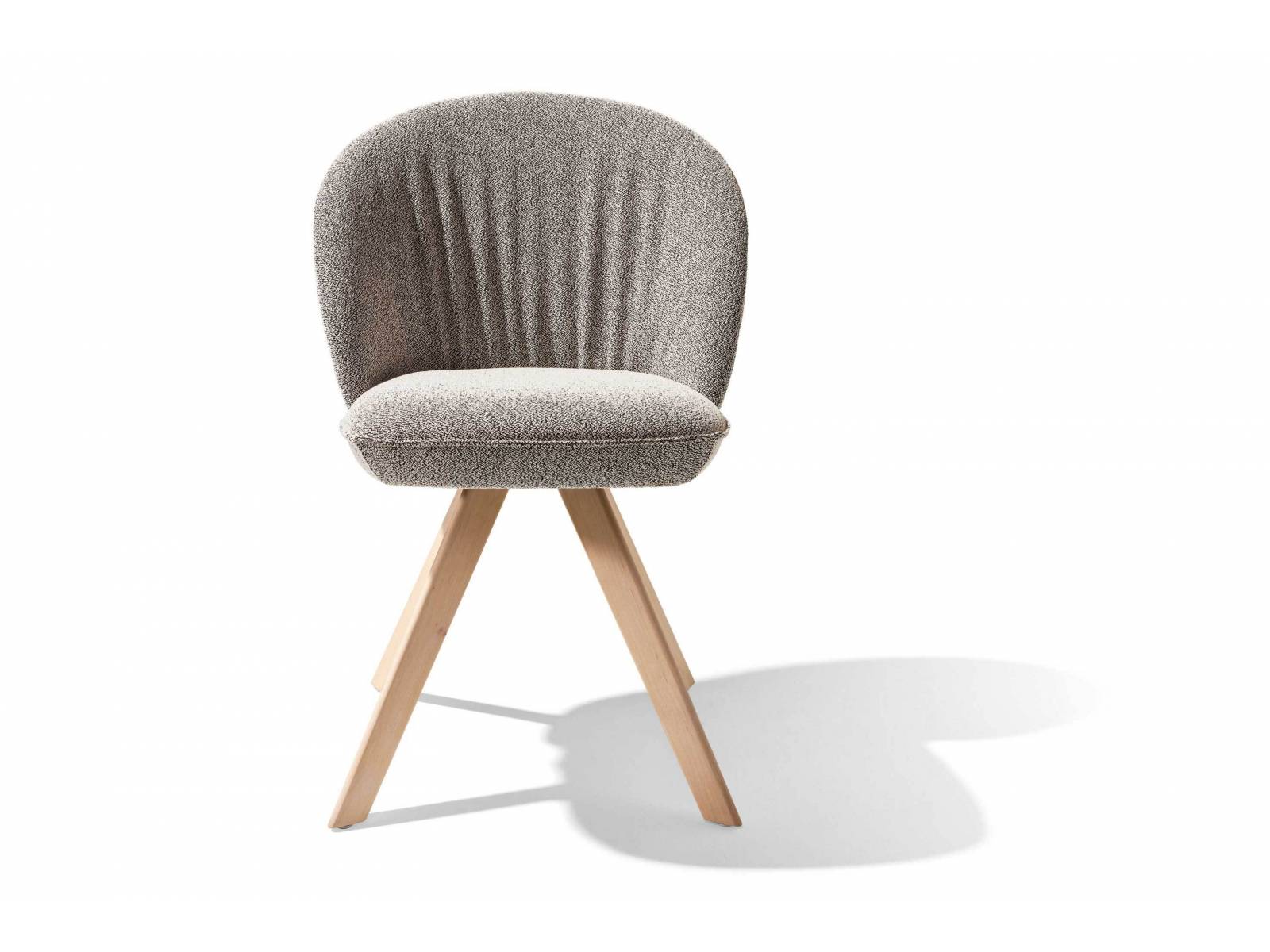 Hier klebt man gern mal an seinem Stuhl, denn das Drehkreuz von «Flor» aus weiss geölter Erle erlaubt mehr Bewegung im Sitzen. Neu ist auch der vegane Bezugsstoff aus 100 % Polyester Trevira Fasern. Sortenrein verarbeitet, kann das Material effizient und nachhaltig wiederverwendet werden. Design: This Weber. TEAM7.