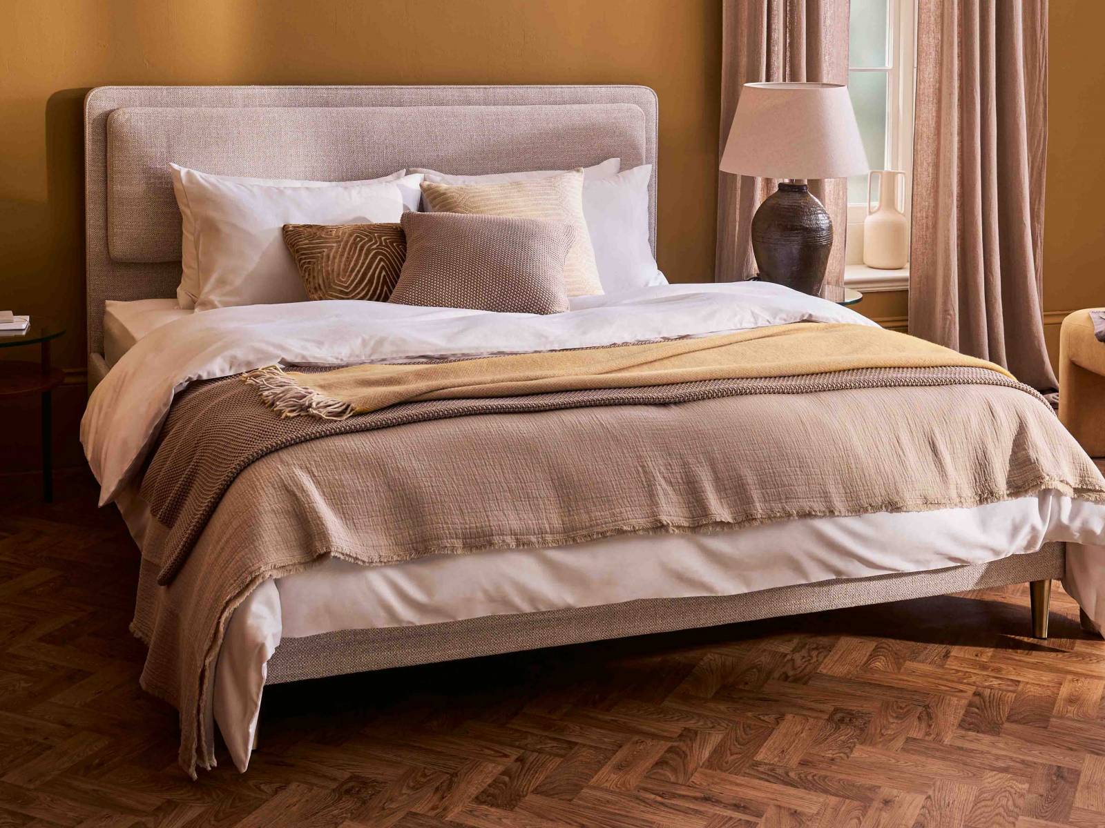 Dieses Bett trägt den Namen einer Prinzessin. Wir zweifeln jedoch daran, dass «Charlotte» eine Erbse unter der Naturmatratze spüren würde. Die ist nämlich sehr hochwertig verarbeitet und unter anderem aus Exmoor-Hornwolle und Tencel aus der Region gefertigt. VISPRING.
