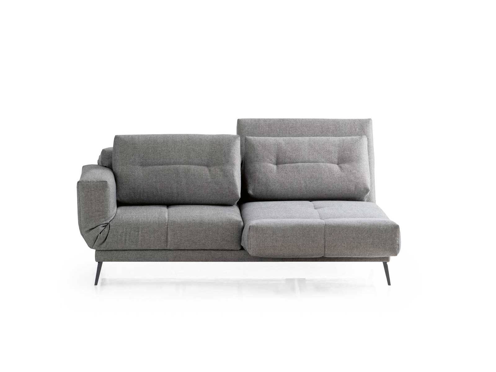 Das einfache Abklappen der Armlehnen, Schwenken der Sitzflächen und Absenken der Rückenlehnen machen «Letto» wandlungsfähig. Alle Elemente lassen sich getrennt voneinander verstellen und sorgen so für ganz individuellen Sitz- und Liegekomfort. FRANZ-FERTIG / STRAESSLE.