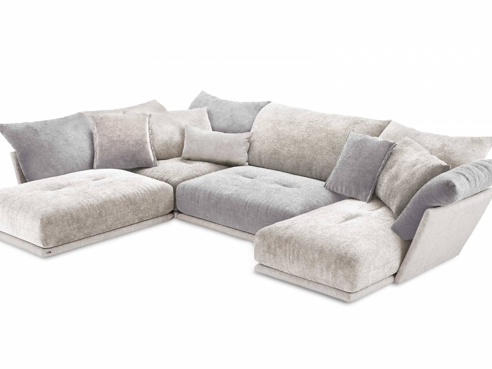 «Esfera» ist ein Sofa, das mit kuschliger Chenille bezogen wurde. Eigentlich untypisch für den Polsterspezialisten gibt es die wolkenweiche Spielwiese von Designerin Pauline Junglas in drei zurückhaltenden Grau-Beige-Tönen. BRETZ.