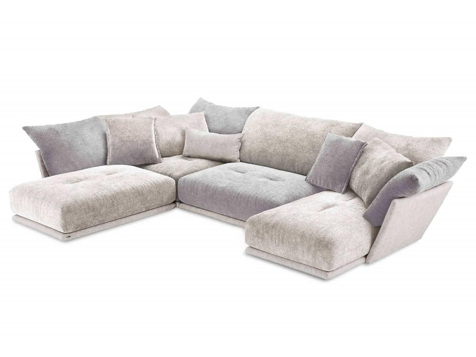 «Esfera» ist ein Sofa, das mit kuschliger Chenille bezogen wurde. Eigentlich untypisch für den Polsterspezialisten gibt es die wolkenweiche Spielwiese von Designerin Pauline Junglas in drei zurückhaltenden Grau-Beige-Tönen. BRETZ.