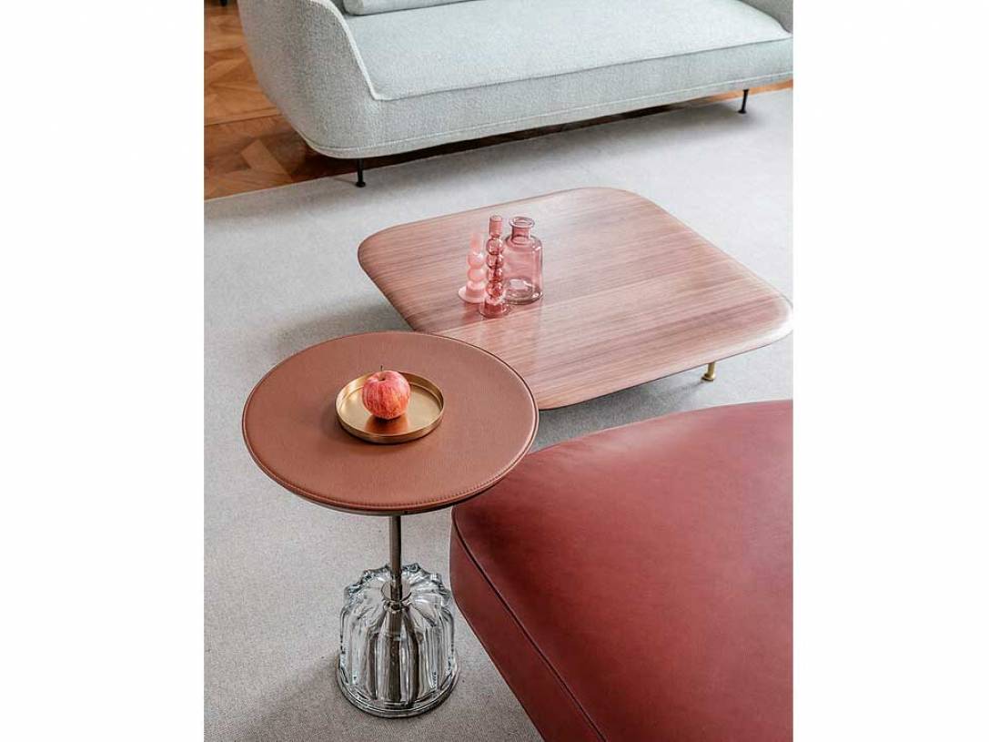Die Kunst der venezianischen Glasbläser gab Designer Luca Nichetto Anregung für den Fuss von «Acacia». Komplett macht den hübschen Beistelltisch ein Metallgestell aus schwarzem Chrom und eine Auflage aus Leder. Wittmann.