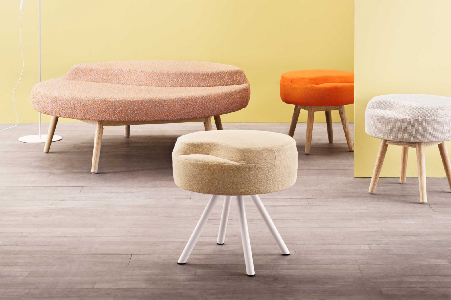 Flache Landschaften, Hügel und Berge inspirierten Louise Hederström zum Design von «Isla», einer gemütlichen und einladenden Sitzbank mit organisch geformter Sitzfläche. Neuerdings gesellt sich eine kleinere Version dazu und überzeugt in Form eines eleganten Hockers. Skandiform.