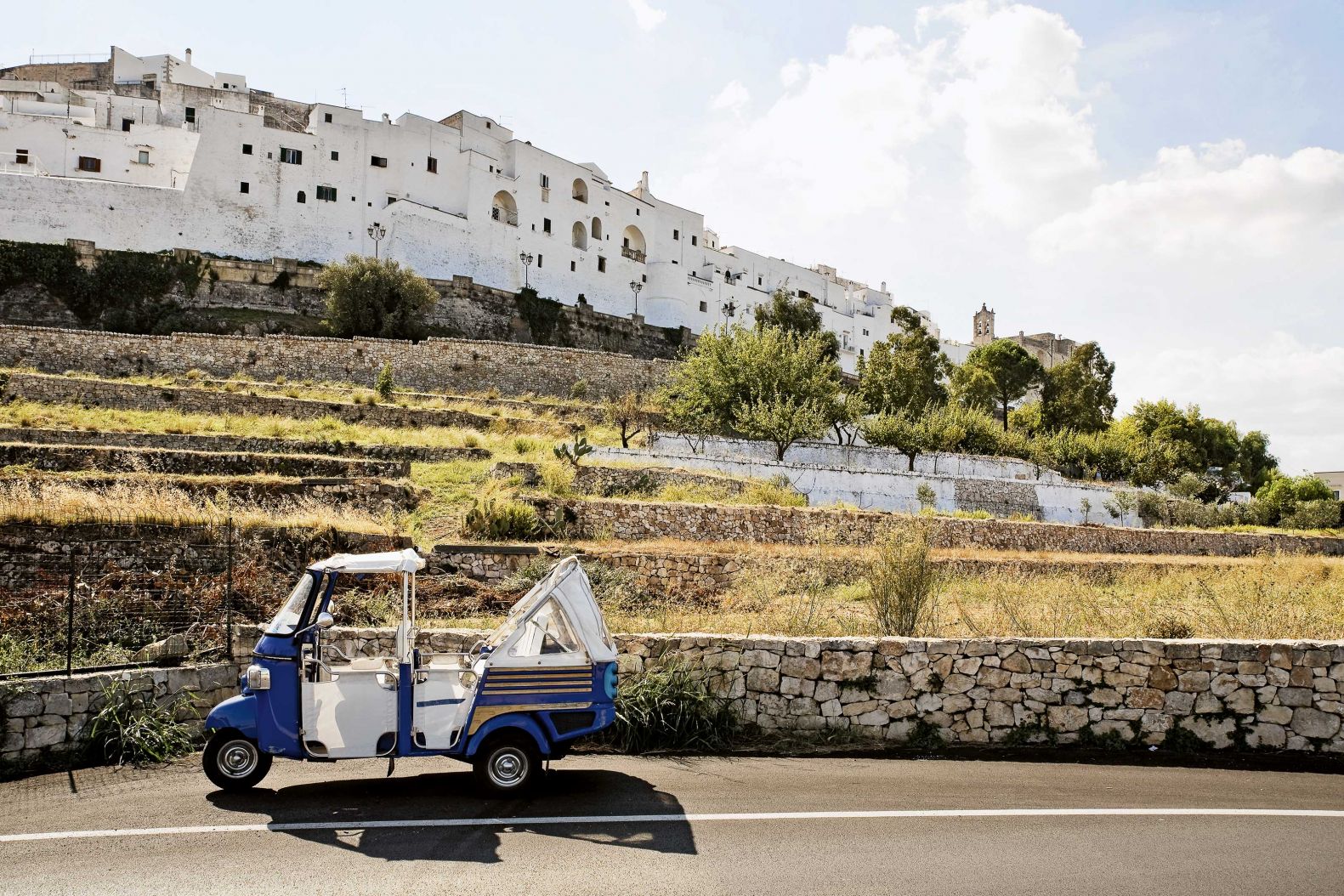 Sightseeing mit einer Ape, das ist Kult und hat Stil. Von der Limited Edition wurden nur 999 Modelle produziert. Bei Ostuni Touring kann man eine einstündige Rundfahrt auf dem ikonischen Vintage-Modell buchen, sich durch die engen Gassen von Ostuni kutschieren lassen und den wunderbaren Erzählungen von Marco lauschen. Viale Oronzo Quaranta, Ostuni, ostunitouring.com
