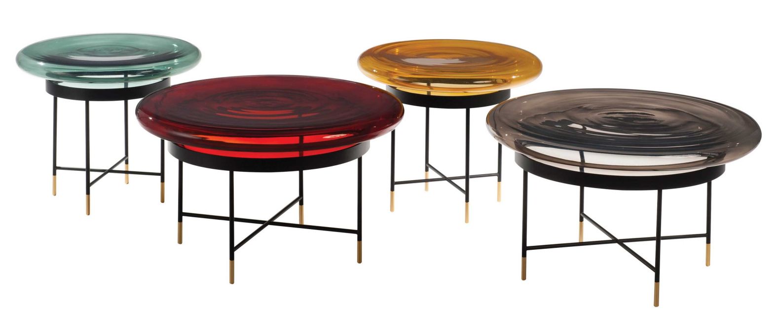 «Bilboquet» heisst die Serie der kleinen Sockel- und Cocktailtische der ukrainischen Designerin Kateryna Sokolova. Die geformten oder geblasenen Glasplatten machen das Design besonders und zeugen vom handwerklichen Geschick des Herstellers. Zudem sind sie auch haptisch ein Vergnügen. ROCHE-BOBOIS.COM