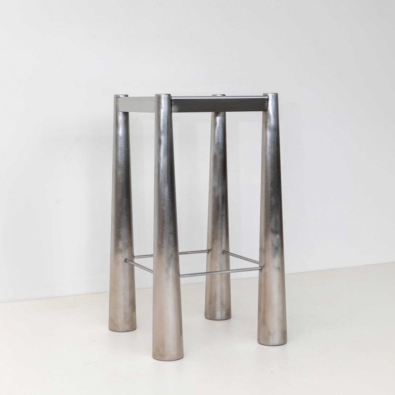 Artefakte des Alltags: Die Kollektion «Artefacts» der in Zürich ansässigen Innenarchitektin und Designerin Hanya Leo umfasst Möbelstücke, die mit ihrer Materialität und Raumwirkung experimentieren. Der Stuhl «F08» ist ein skulpturaler Rebell aus sandgestrahltem Edelstahl, der die Grenzen zwischen Stuhl und Kunstobjekt verwischt und Räume mit kühler Eleganz aufmischt. «Artefacts» entsteht in enger Zusammenarbeit mit Schweizer Traditionsbetrieben, die ihre handwerkliche Expertise in diese einzigartigen Designobjekte einbringen. Fotos Flavio Karrer. hanyaleo.com