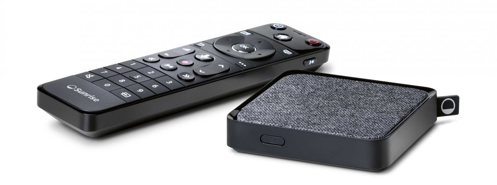 Hingucker: Kompakt kommt sie daher, die Sunrise TV Box, die mit ihrer Form und dem chicen Stoffcover mit dem Red Dot Design Award 2021 ausgezeichnet wurde. Sie überzeugt auch bezüglich Nachhaltigkeit: Das Gehäuse ist zu über 85 % aus recyceltem Plastik hergestellt und die Verpackung ist plastikfrei. Die Box hat einen Stromverbrauch von unter 5 Watt und lässt sich einfach einrichten und bedienen. SUNRISE.CH/TV