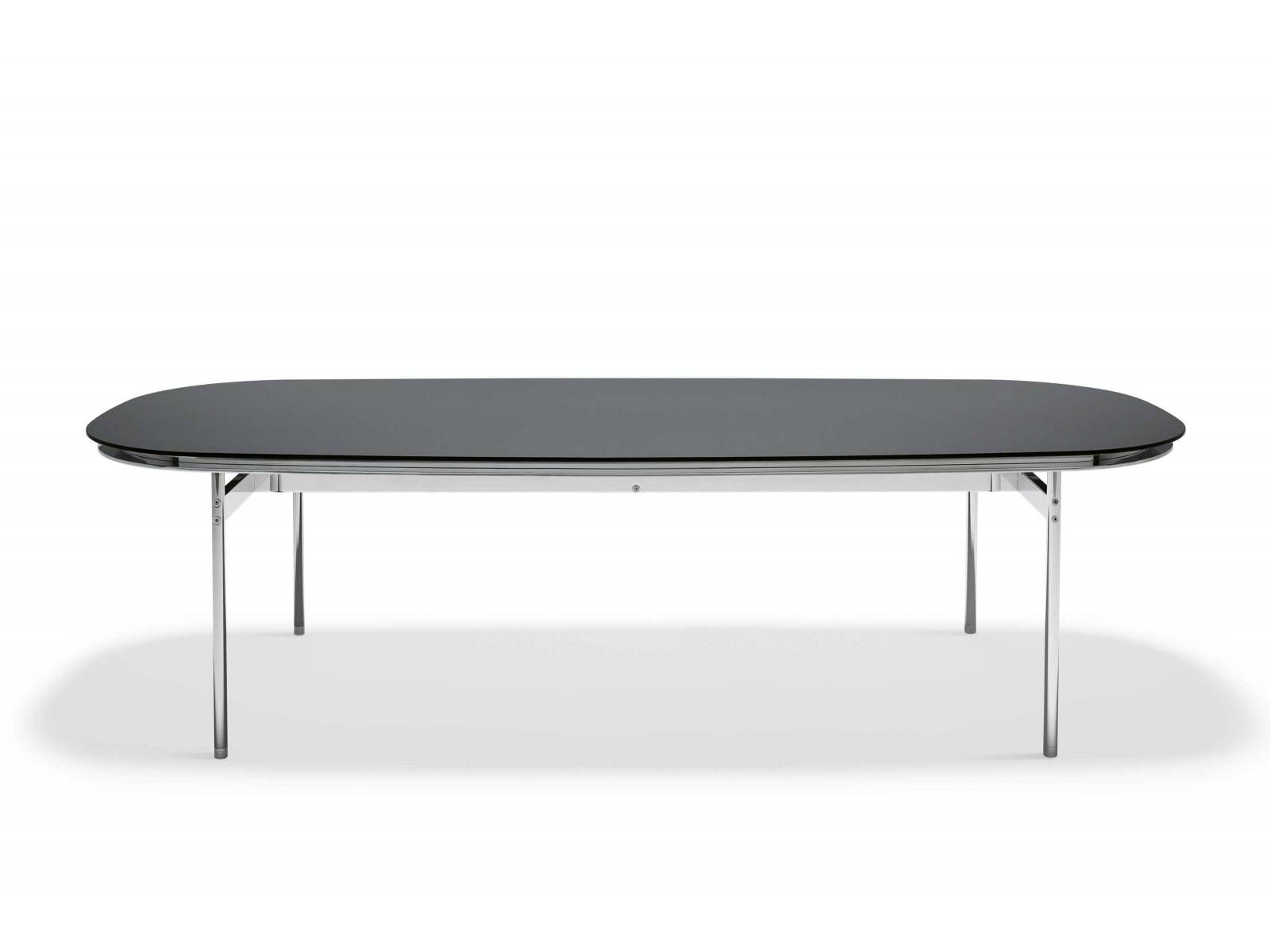 Antonio Citterio präsentiert eine neue «Table Collection», unter anderem diesen Esstisch mit eleganten Beinen aus Stahlrohr und einer ovalen Tischplatte aus schwarzem Glas oder optional aus Marmor. Foto: Federico Edron. KNOLL.