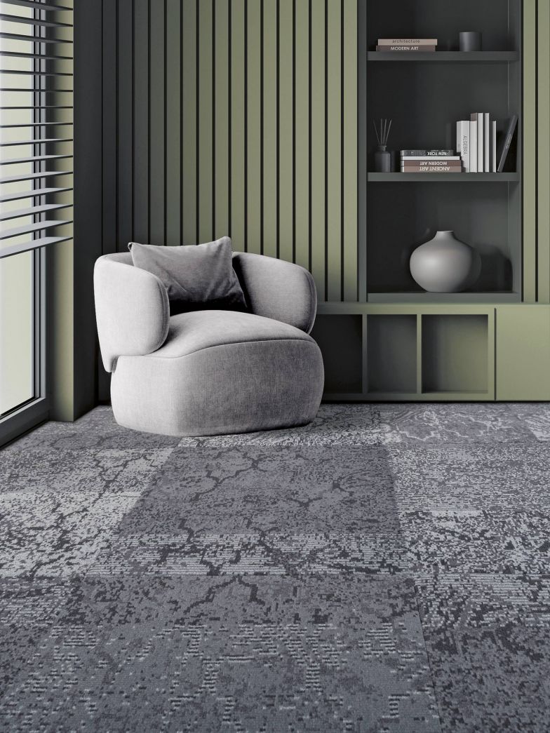 «Tisca Forte Tiles» vereinen nachhaltiges Design mit robuster Alltagstauglichkeit: Die modular verlegbaren Fliesen aus recyceltem Polyamid überzeugen durch licht­beständige Pigmentfärbung, lärmabsorbierende Eigenschaften und eine unkomplizierte Pflege. Vier zeitgemässe Kollektionen interpretieren klassische Motive neu und ermöglichen individuelle Raumkonzepte. Im Bild: Motiv «Oriental». tisca.com