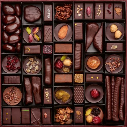 Anstelle von ­süssen Pralinenfüllungen verwendet der Chocolatier Laurent Gerbaud wertvolle Kakao­bohnenmischungen, um daraus erlesene Offenbarungen zu komponieren. Basis seiner Schokoladen sind feine Kuvertüren aus dem itali­enischen Hause Domori, das dafür bekannt ist, die edelsten Kakao­bohnen der Welt zu importieren. Seine Favoriten sind Nicaliso-Bohnen aus Nicaragua, die er mit hauch­dünnen Trockenfrüchten kombiniert wie Orangen aus Shanghai, Feigen aus Izmir oder Yuzu-Zitronen aus ­Japan.  chocolatsgerbaud.be