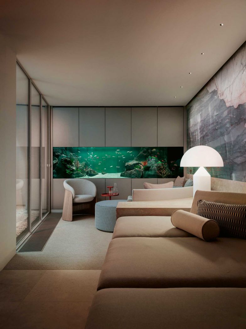 Der eindrucksvolle Wellnessbereich, von Architektin Chiavi als «pièce de résistance» bezeichnet, entstand in einem längeren Gestaltungs­prozess. Mit dem Aquarium erfüllte sich die Bauherrin einen lang gehegten Kindheitstraum.