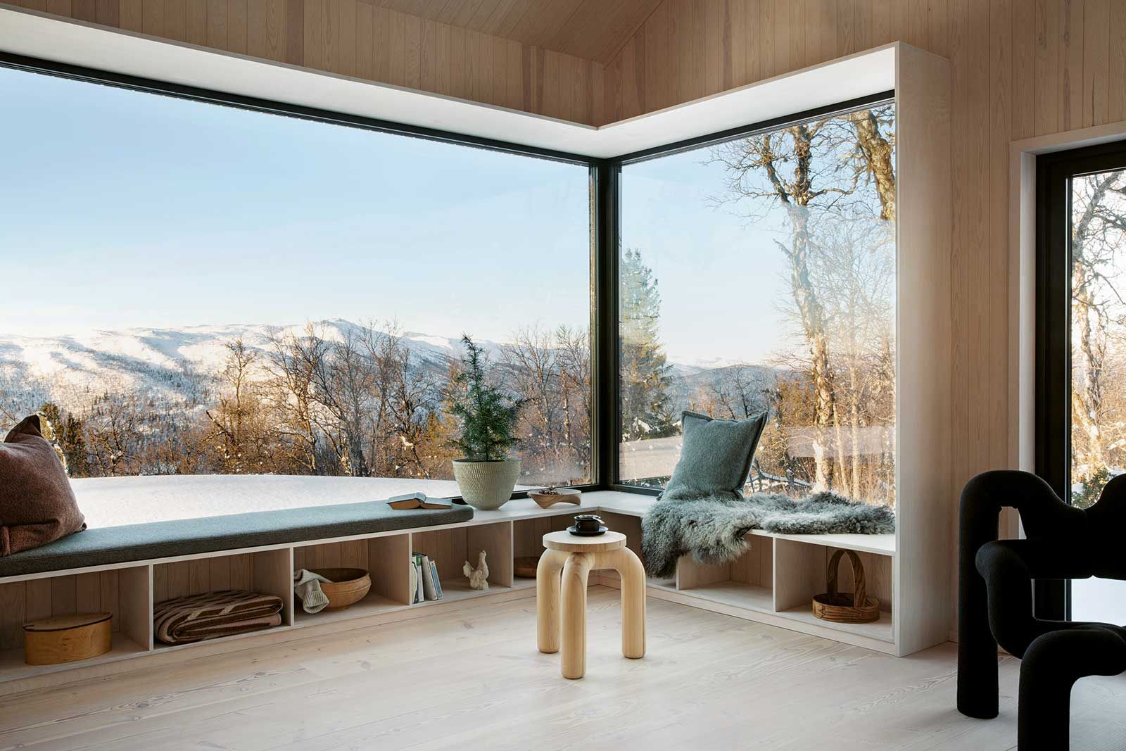 Das sanfte Licht strömt durch die grossen Fenster und taucht den Raum in eine warme, einladende Atmosphäre. Die Fensterbank lädt dazu ein, sich entspannt zurückzulehnen und  die idyllische Aussicht zu geniessen.