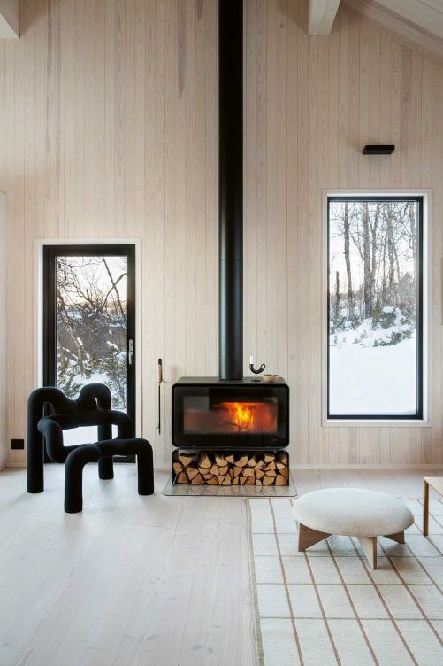 Die Hütte liegt fast schon oberhalb der Baumgrenze und ist aus Materialien gebaut, die der natürlichen Umgebung so weit wie möglich entsprechen. Helles Holz, Birke und weiss lasierte Eiche, dazu Accessoires und Möbel in Schwarz, Grau und Braun. Der Stuhl «Ekstrem» von Terje Ekstrøm ist eines der ersten postmodernen Designs Norwegens.