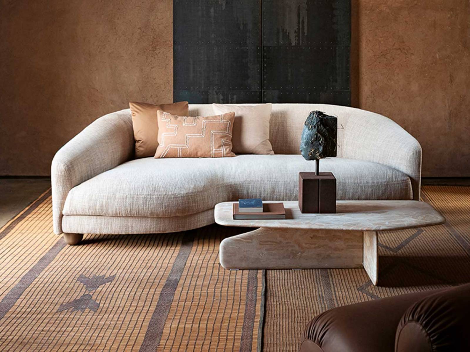 Jonas Wagell hat mit «Roma Nuvola» einen Klassiker neu interpretiert. Die sanfte Halbkreis-Kurve des Sofas wird durch eine eingebaute Chaiselongue gekonnt unterbrochen, was dem Möbel eine spannende Dynamik verleiht. tacchini.it