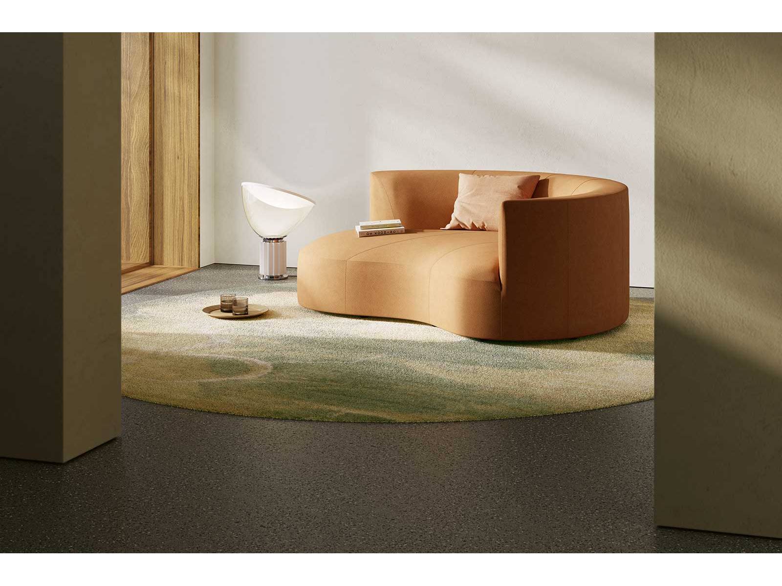 Wie ein Wassertropfen auf einem Lotusblatt schmiegt sich die amorphe Form von Sofa «Siwa» in den Raum, umarmend und einladend zugleich. Kein schnödes Sitzmöbel, sondern ein Aufenthaltsort für moderne Nomaden, die zwischen Lesen, Chatten und Arbeiten pendeln. Design: Altherr Désile Park. cor.de