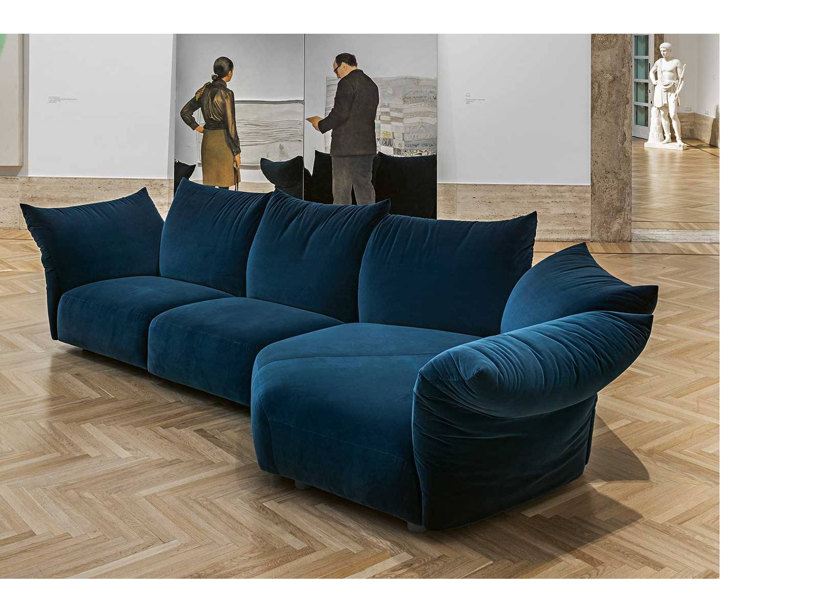 In tiefem Dunkelblau strahlt das Sofa «Standard» eine ruhige Raffinesse aus und lädt dazu ein, sich in seinen weichen, anpassungsfähigen Kissen zu verlieren. Design von Francesco Binfaré. Foto Mattia Aquila Photography. edra.com